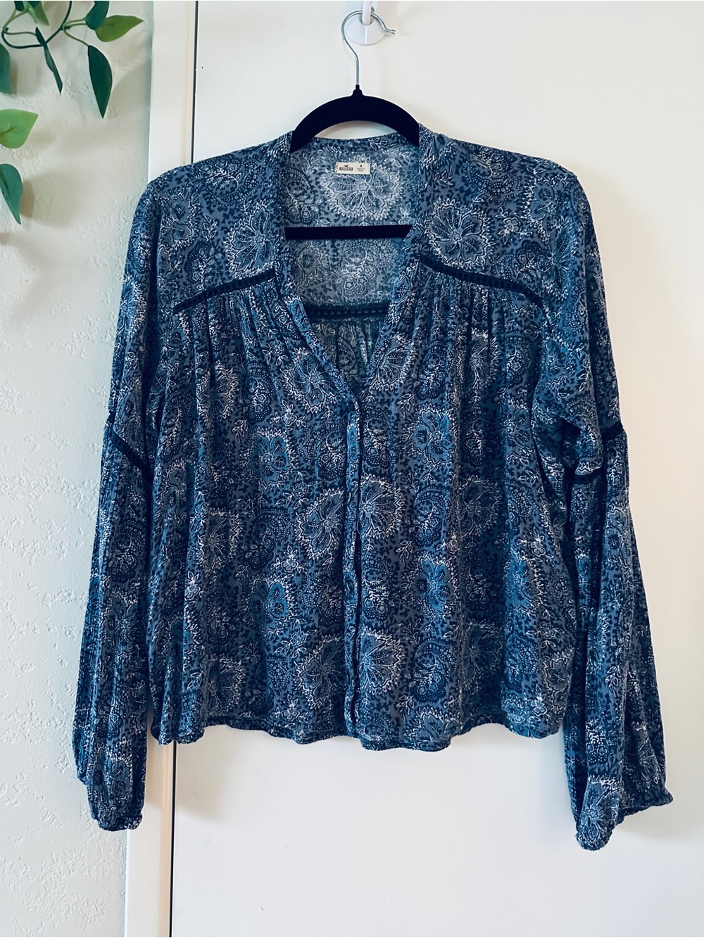 Hollister Long Sleeve Boho Peasant Blouse Blue Paisley Medium V‑Neck Button Down